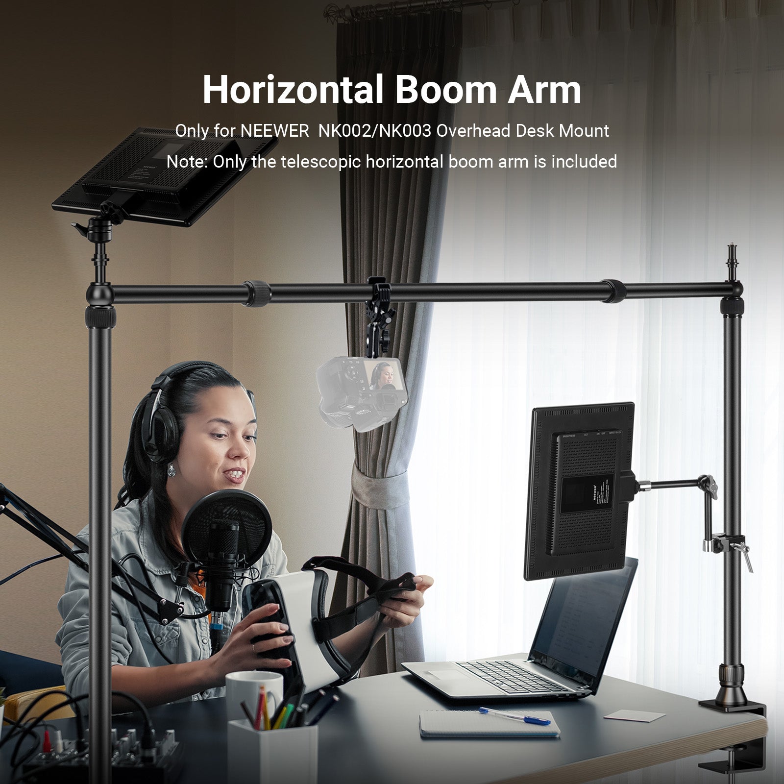 An influencer is using the NEEWER NK009 Horizontal Boom Arm to broadcast.